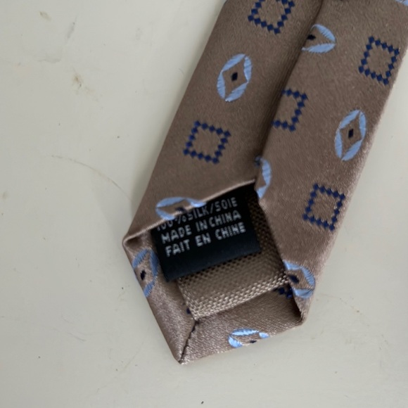 Jones New York Gold Patterned 100% Silk Tie - Picture 6 of 6